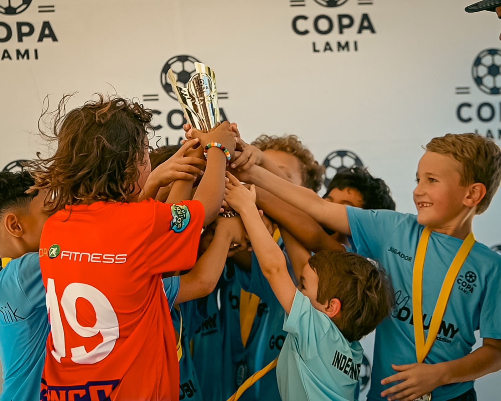 Jugadores levantan juntos el trofeo de Copa LAMI