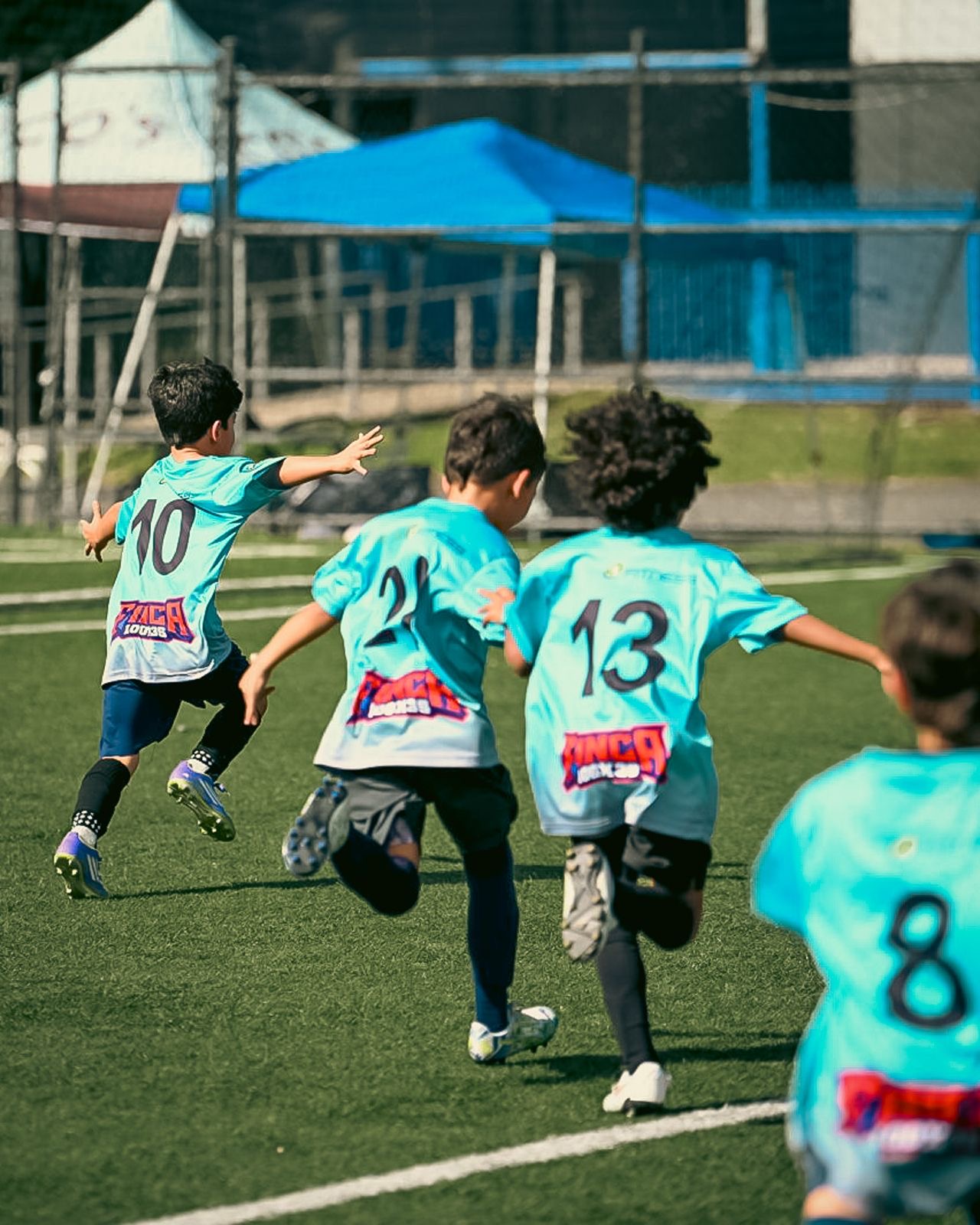 Compañeros corren juntos durante el torneo