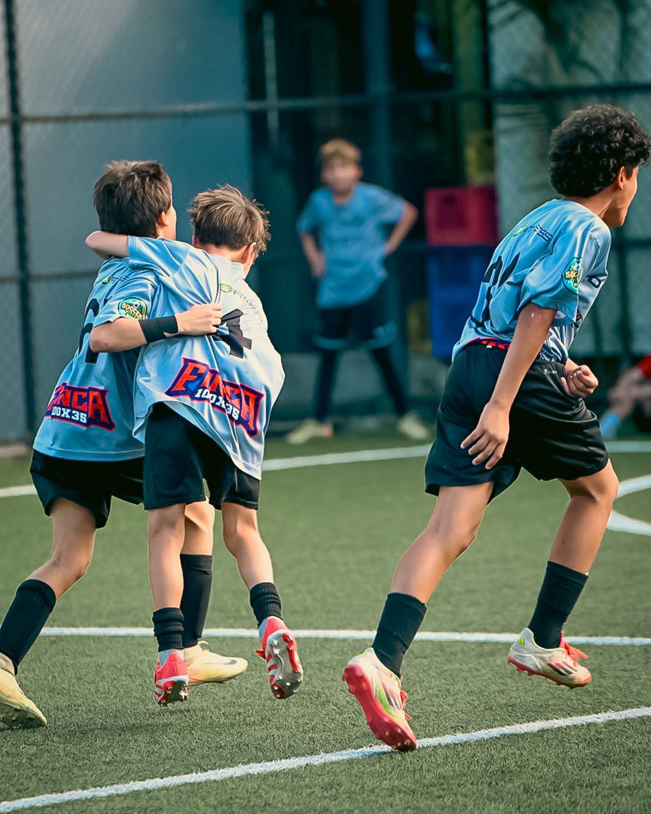 Jugadores celebran y se abrazan en la cancha