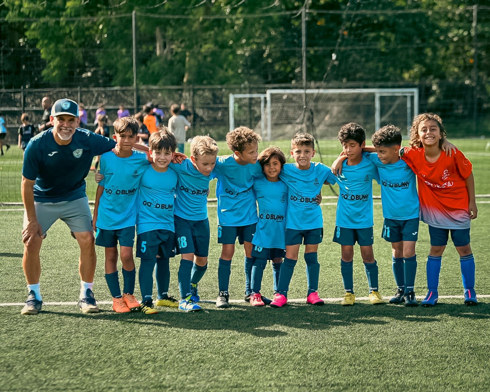 Equipo y entrenador posan juntos en Copa LAMI